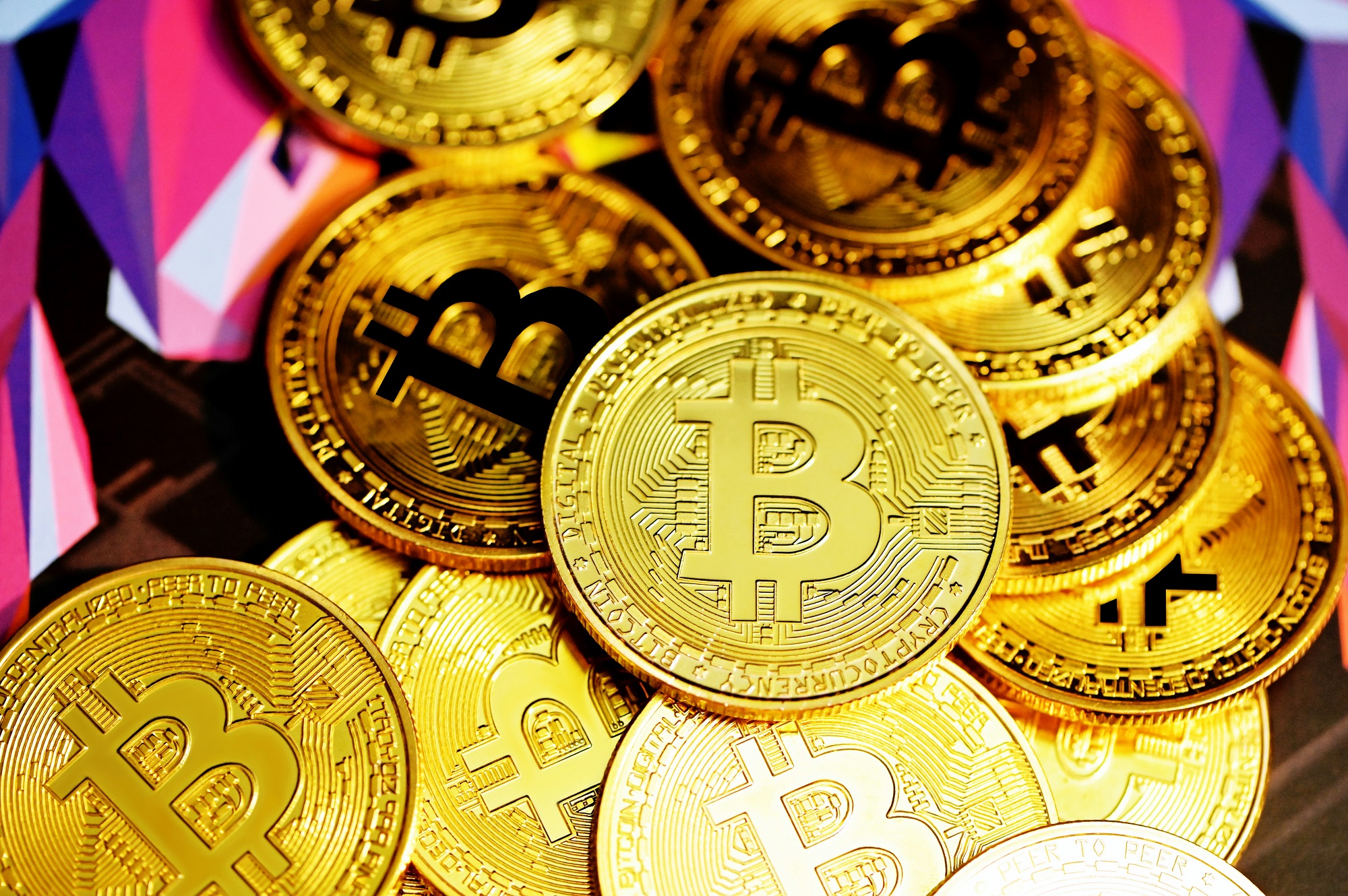 Bitcoin cai mais de 5% e despenca para US$ 98 mil - Caderno Baiano