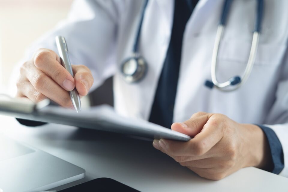 Médico prescrevendo cannabis medicinal